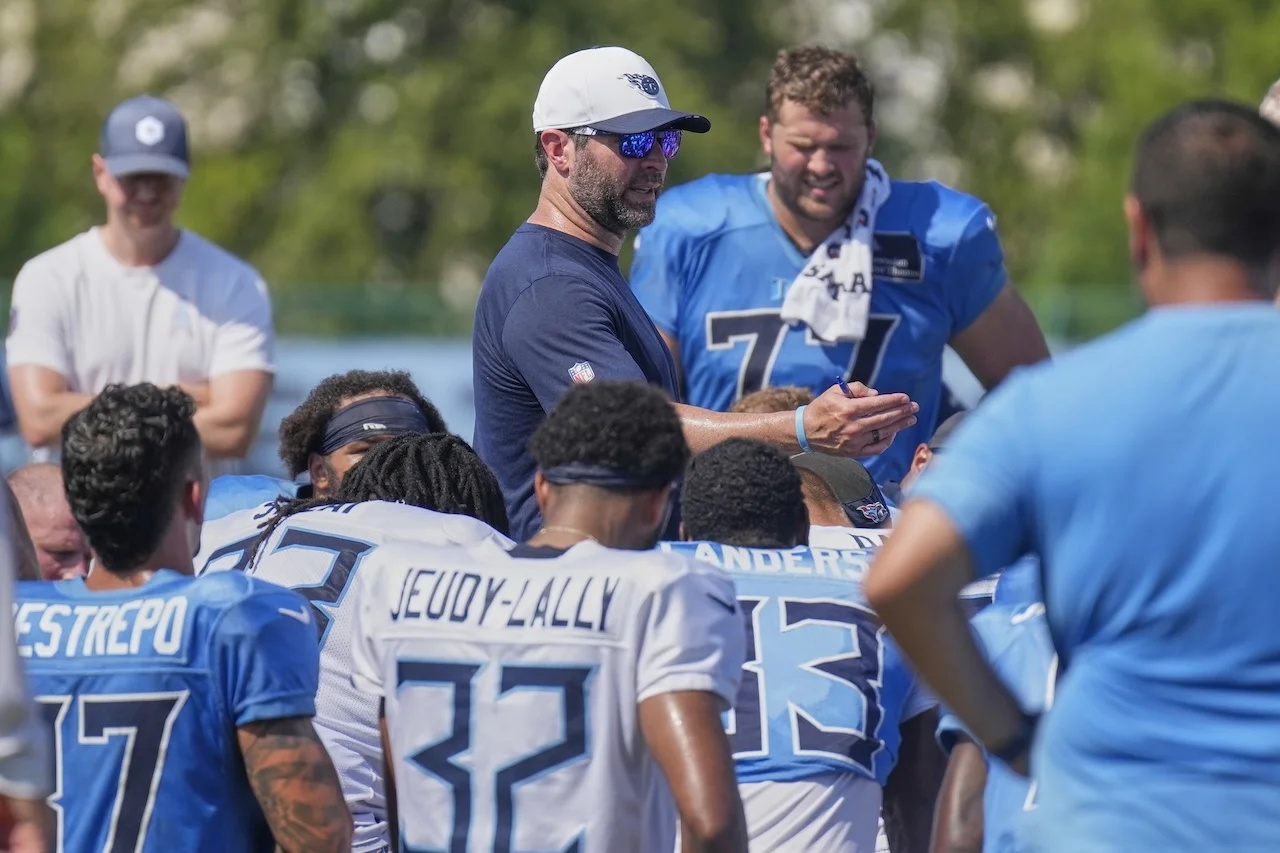 Tennessee Titans head coach Brian Callahan, center, talks to his players after practice at the team's NFL football training camp Wednesday, July 30, 2025, in Nashville, Tenn. (AP Photo/George Walker IV)