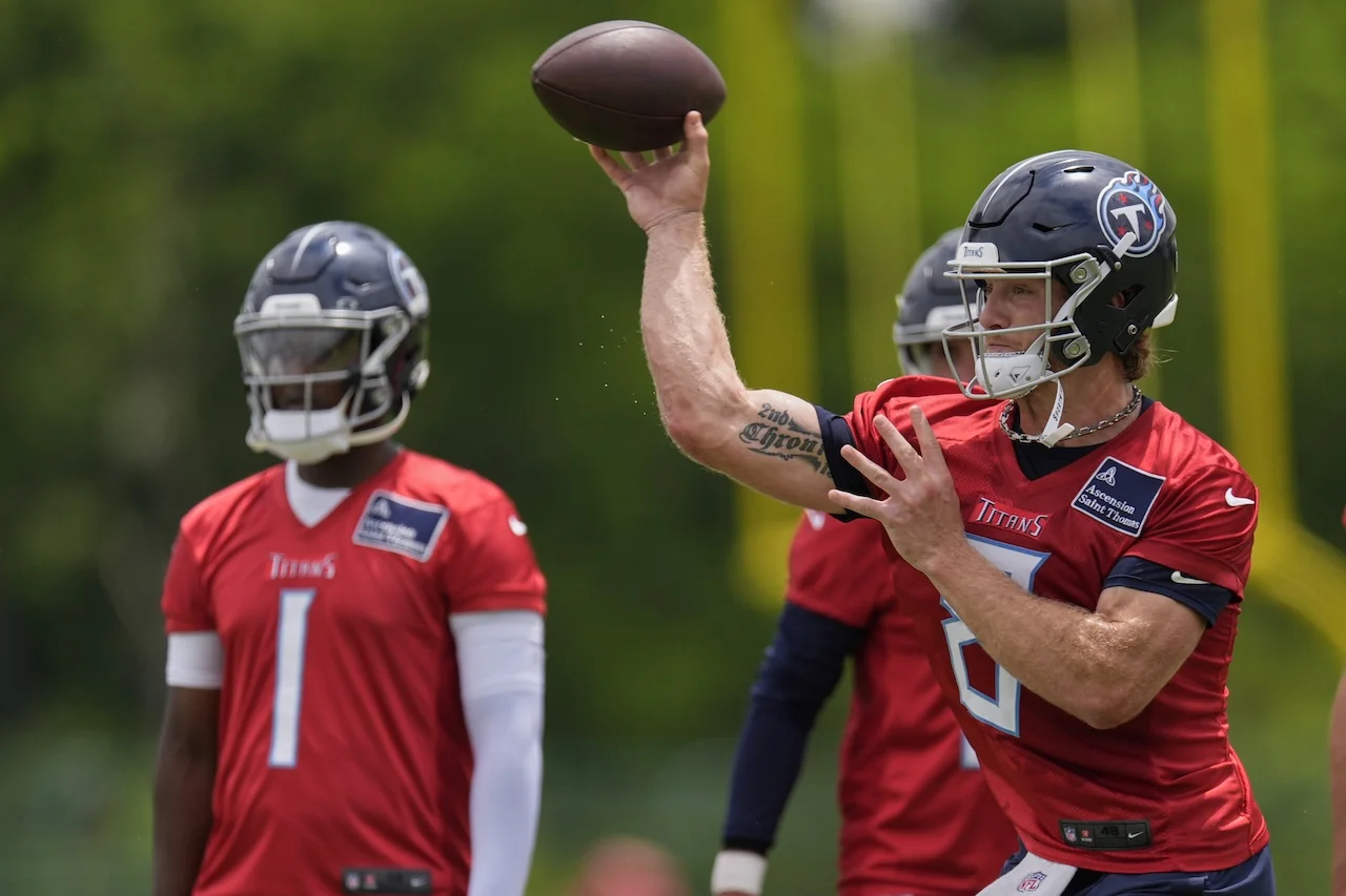 Tennessee Titans quarterback Will Levis, right, throws a pass during an NFL football practice Wednesday, May 28, 2025, in Nashville, Tenn. (AP Photo/George Walker IV)