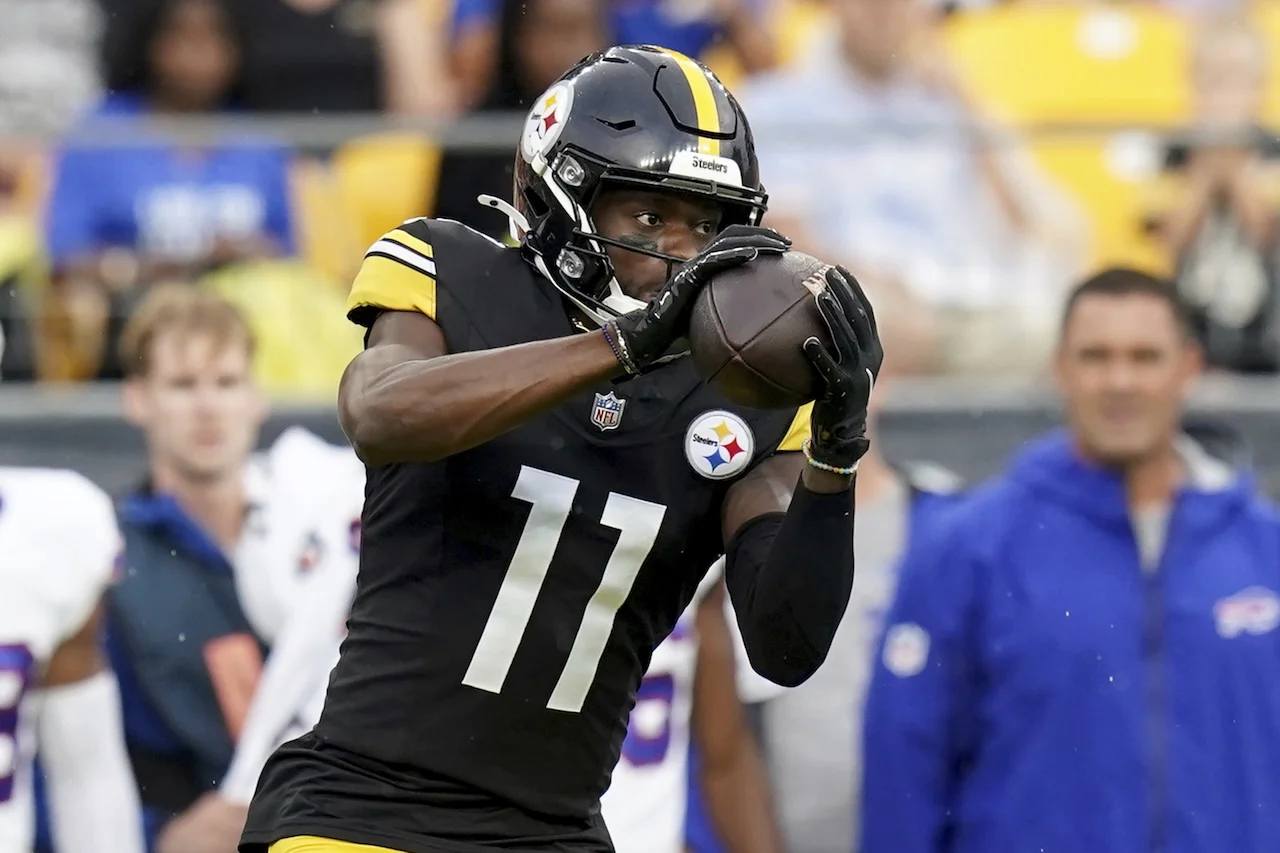 Pittsburgh Steelers Van Jefferson pulls in a ball during the first half of a preseason NFL football game against the Buffalo Bills Saturday, Aug. 17, 2024, in Pittsburgh. (AP Photo/Matt Freed)